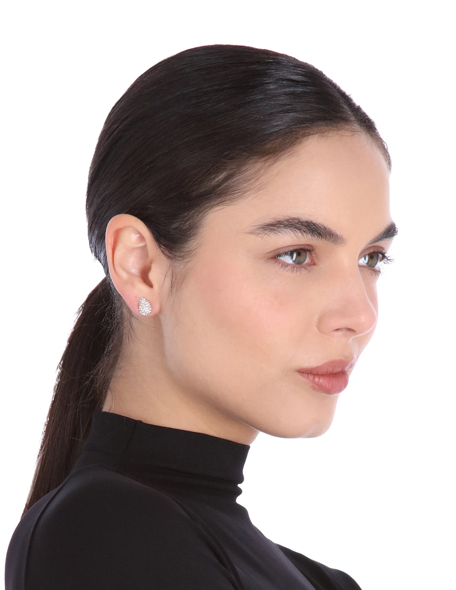 Aretes cortos de pera She's All Glam con acabado pavé 2