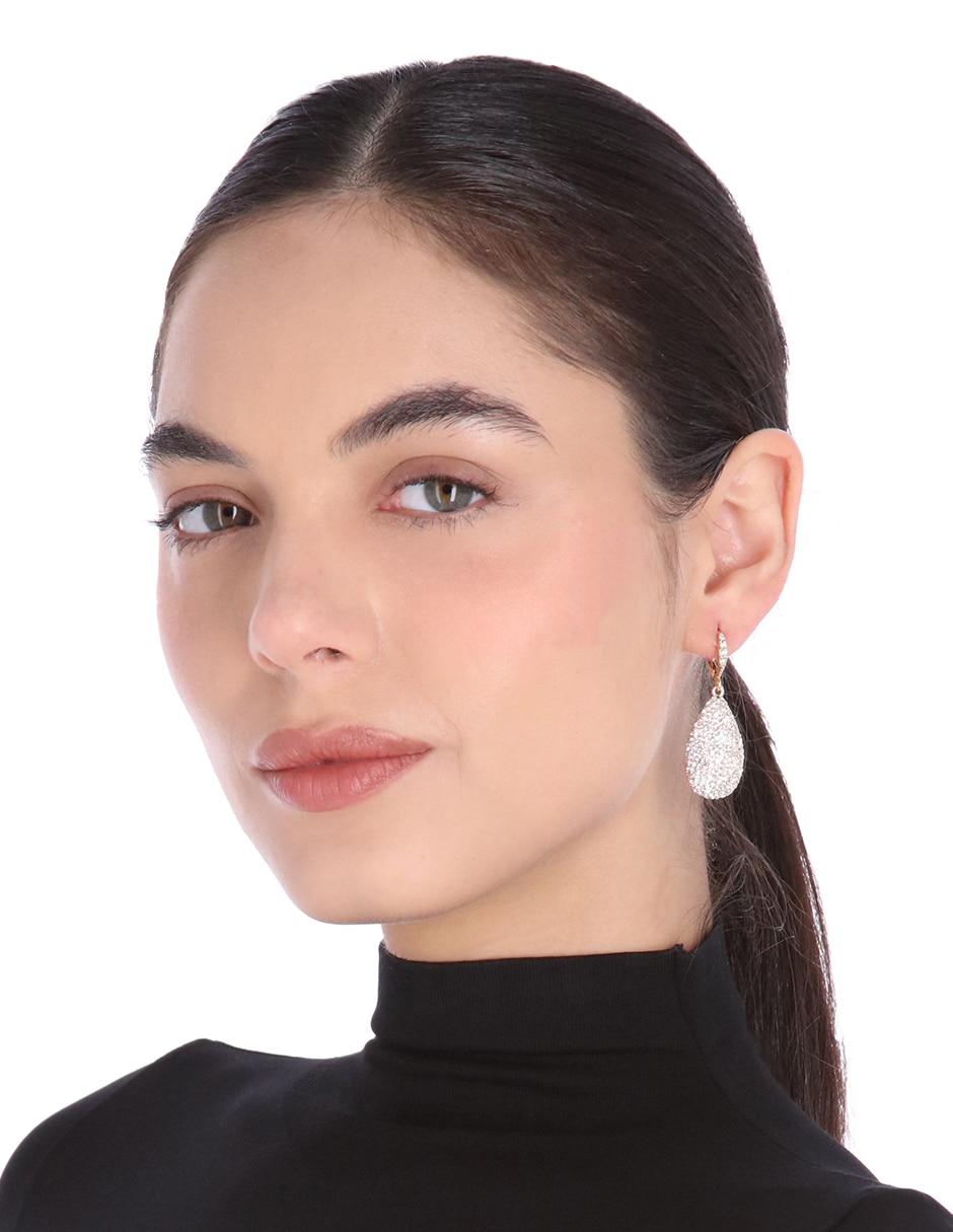 Aretes cortos de gota She's All Glam con acabado pavé