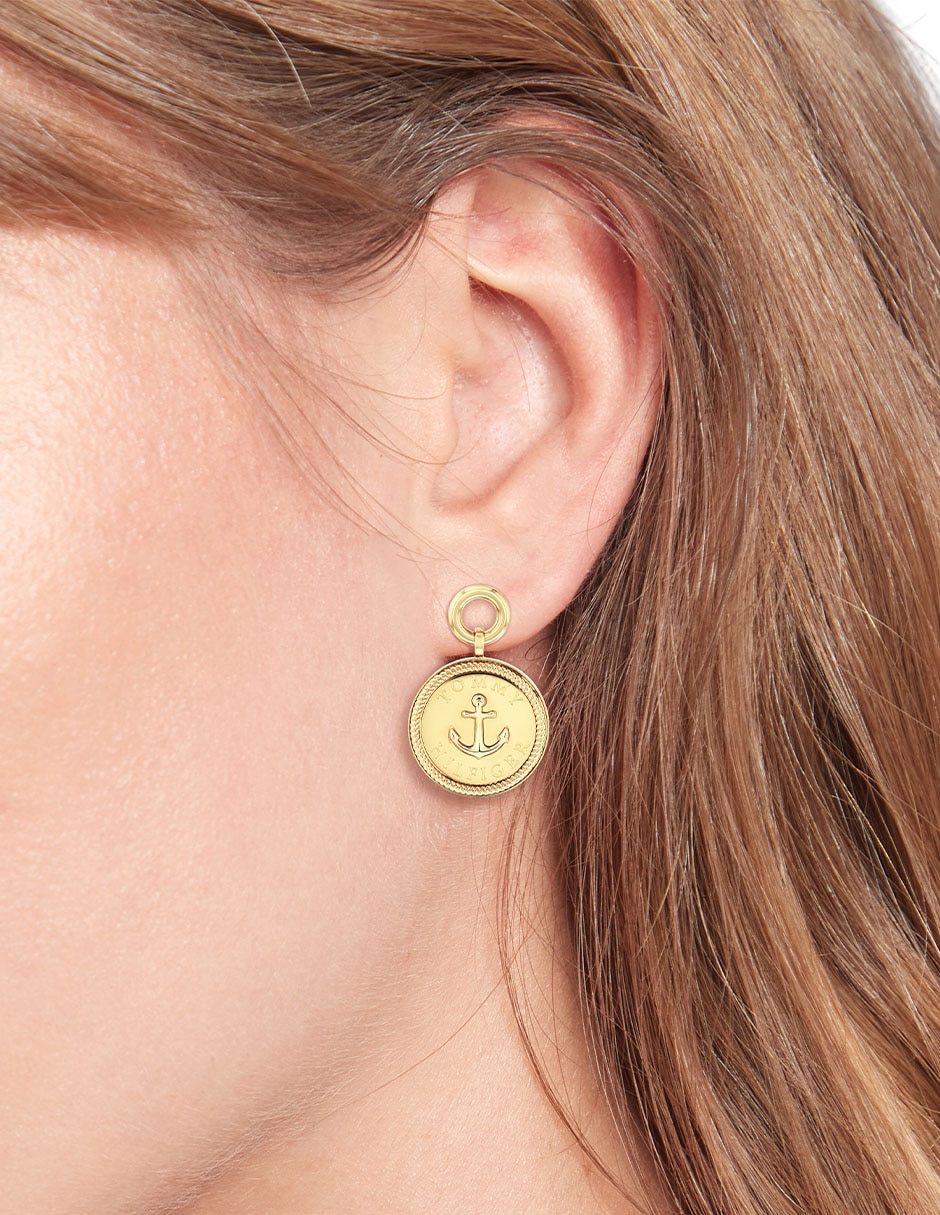 Aretes cortos Hilfiger Charms con acabado brillante Aretes cortos Hilfiger Charms con acabado brillante