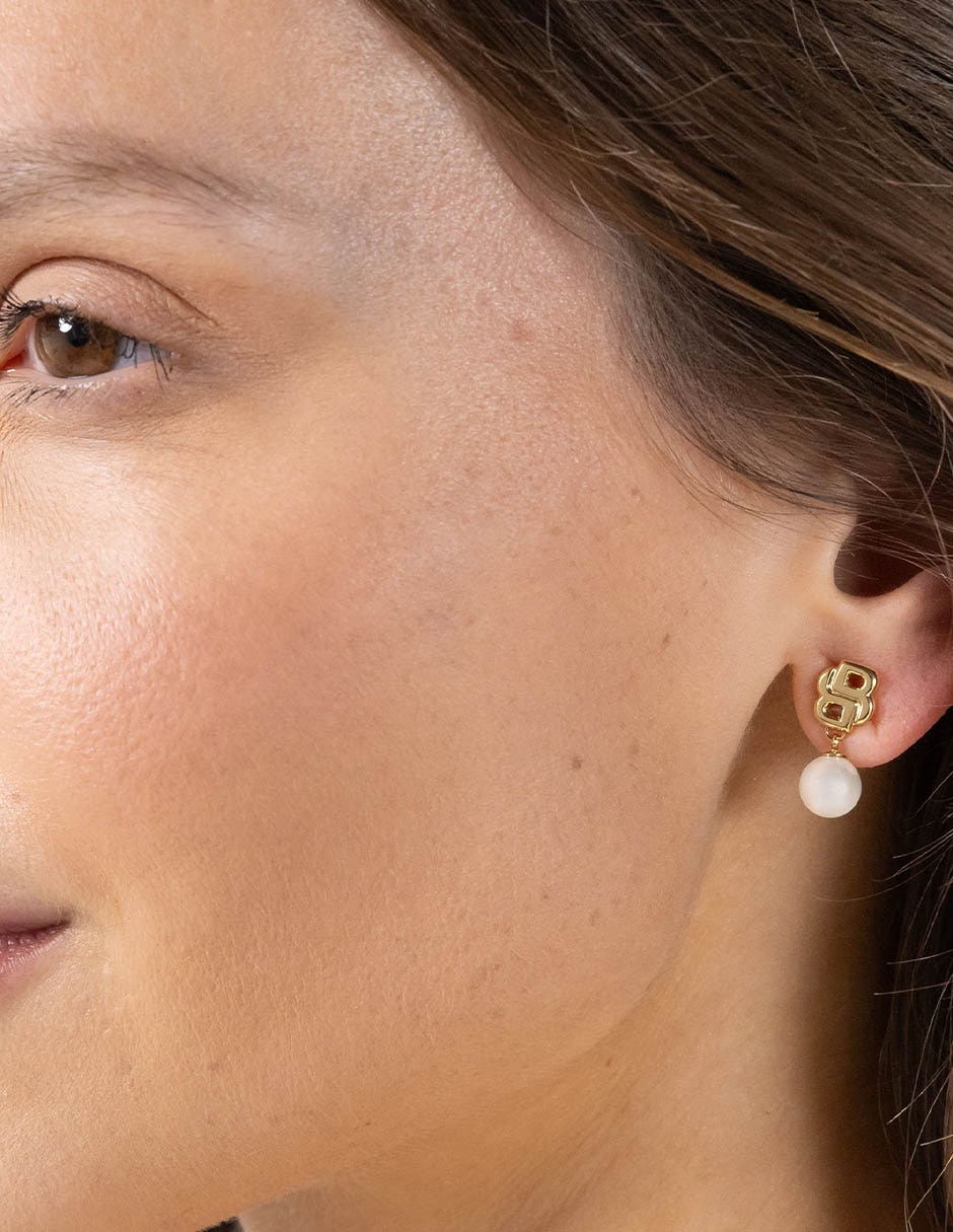 Aretes cortos Double B Mirelle con acabado brillante imitación perla