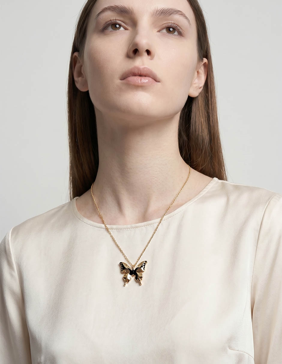 Collar con dije mariposa papilio de latón 18 k