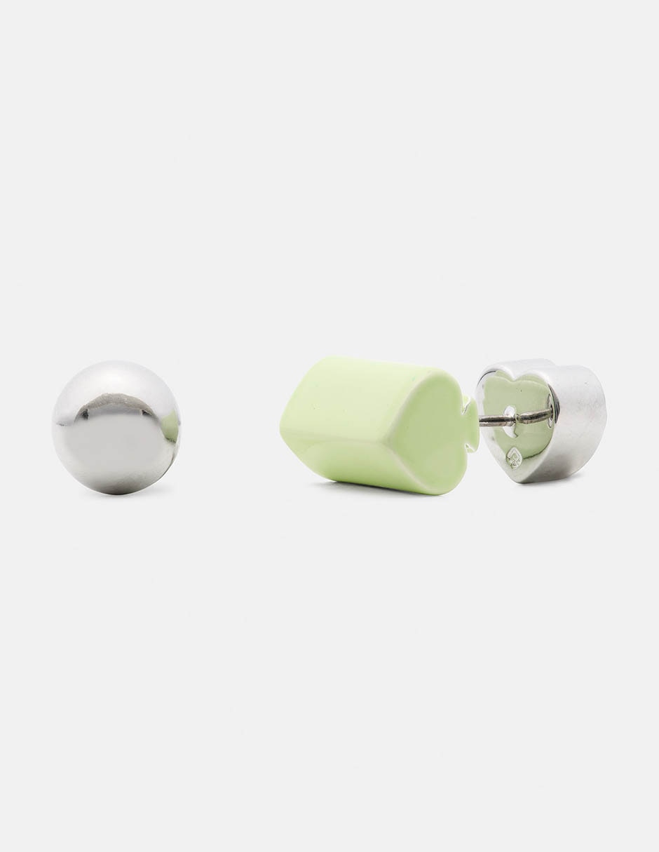 Aretes cortos con acabado brillante