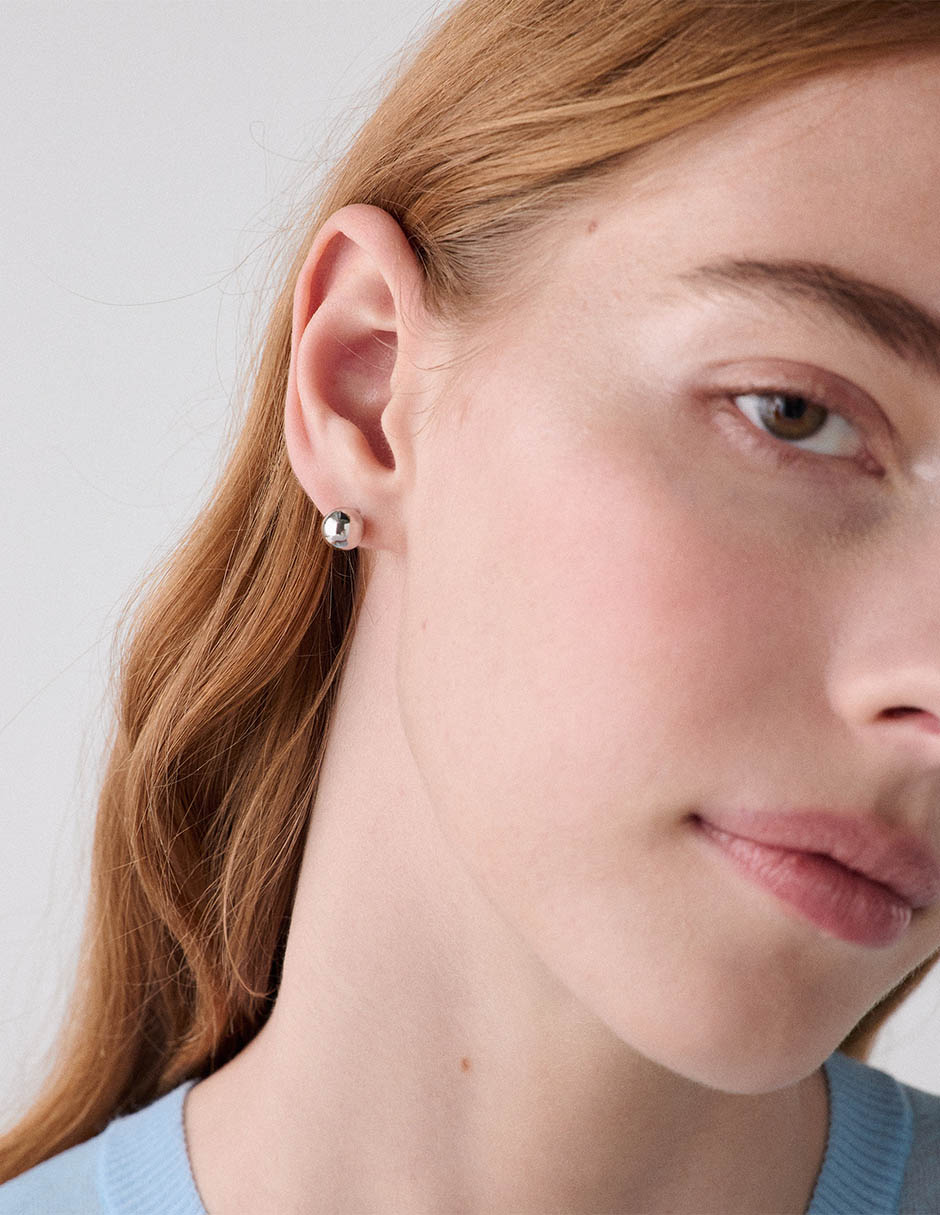Aretes cortos con acabado brillante
