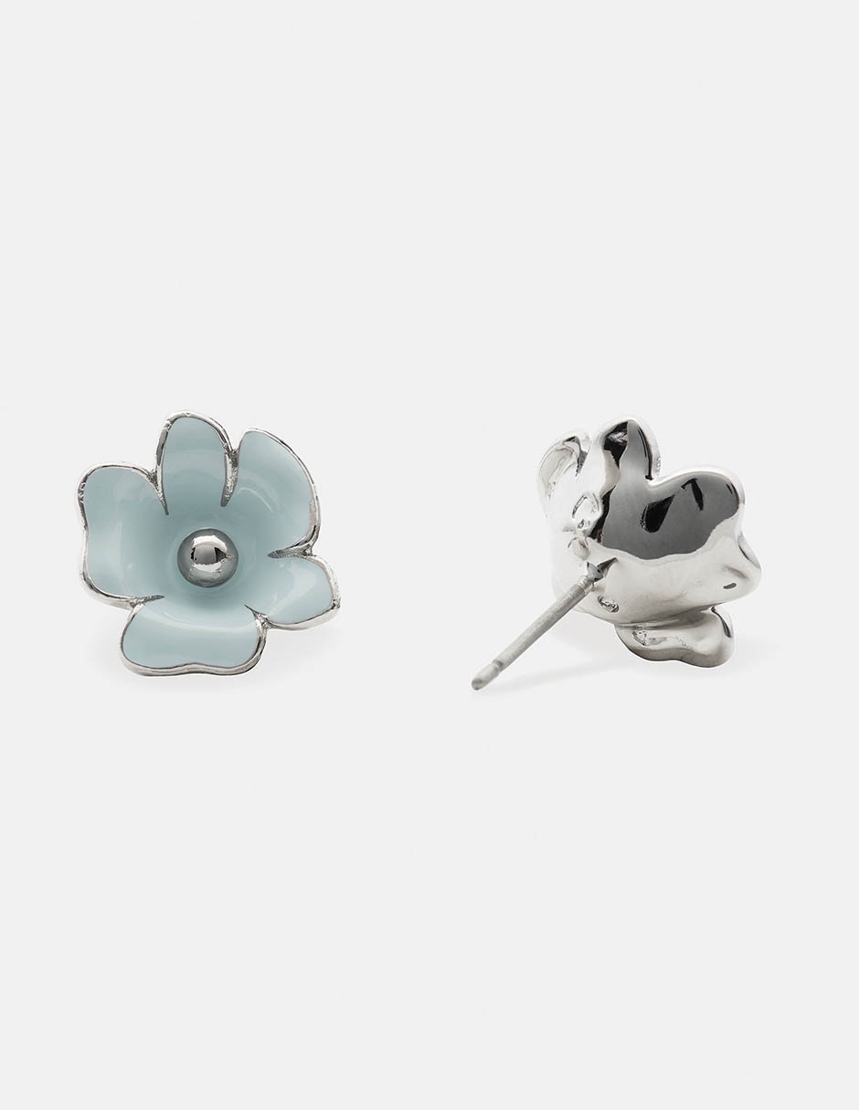 Aretes cortos de flor con acabado brillante