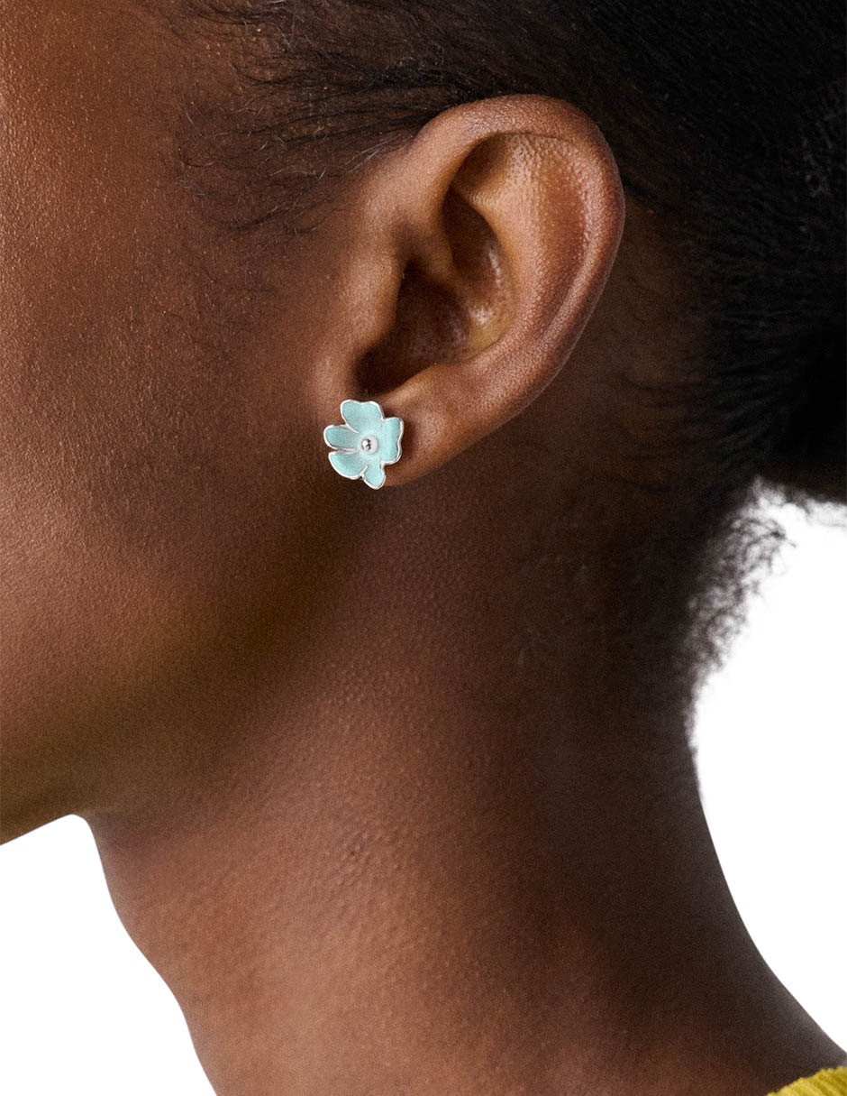 Aretes cortos de flor con acabado brillante