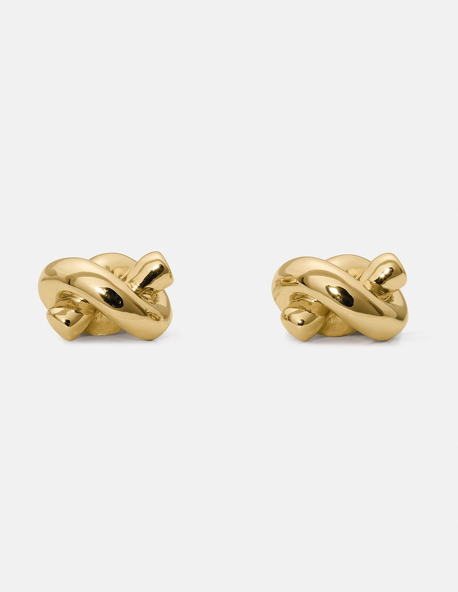 Aretes cortos con acabado brillante