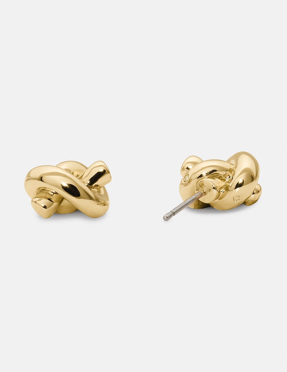 Aretes cortos con acabado brillante