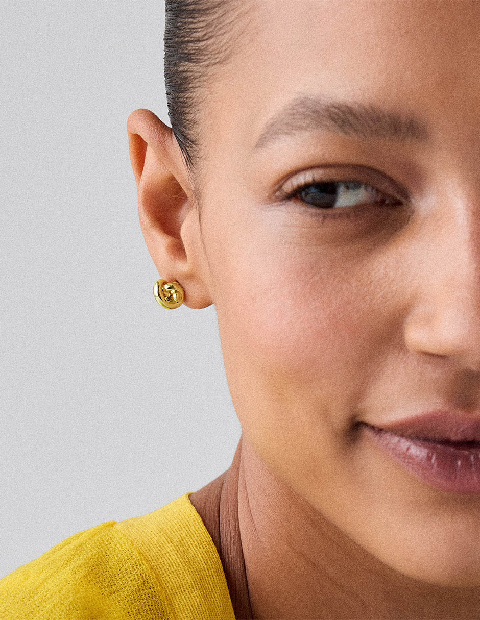 Aretes cortos con acabado brillante