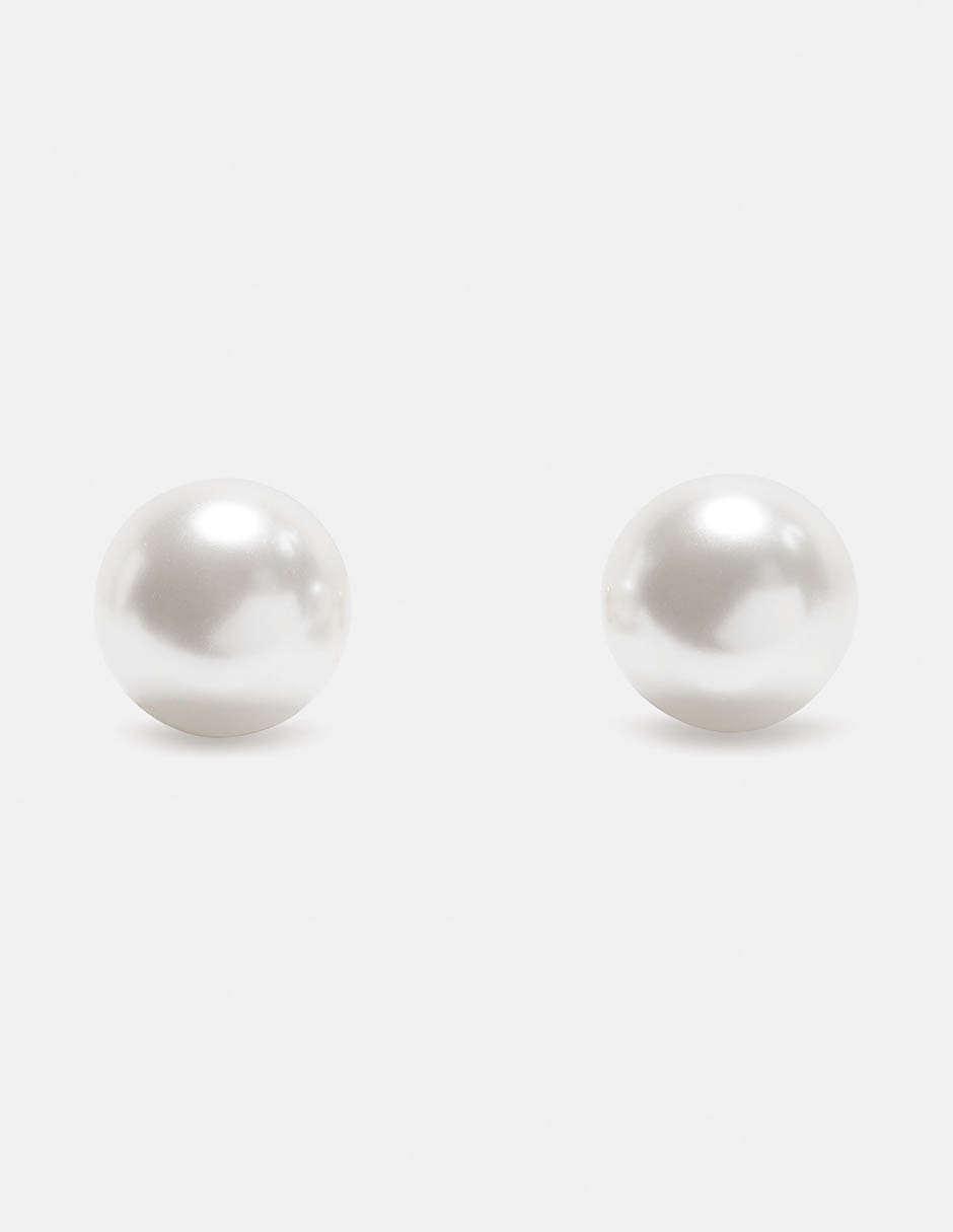 Aretes cortos con acabado brillante