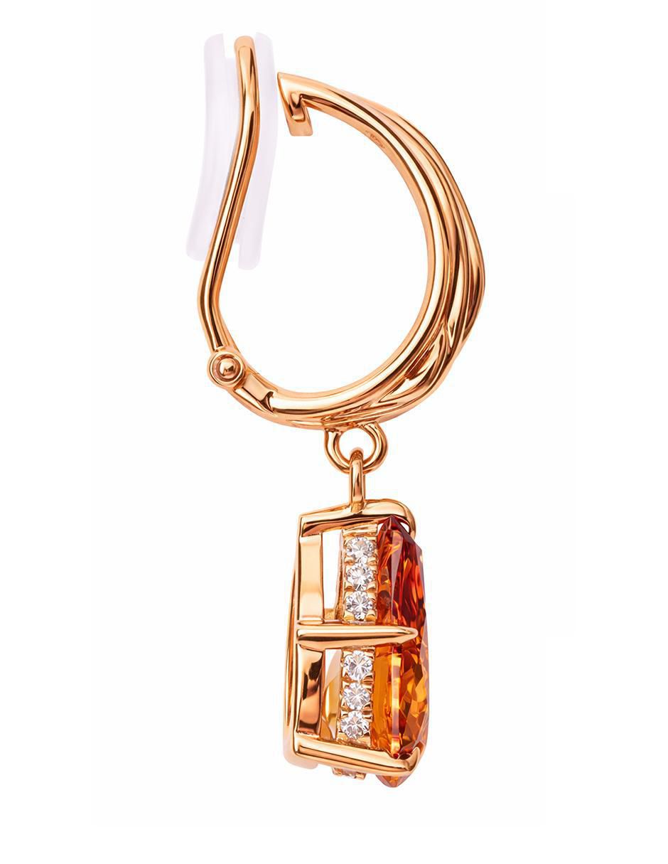 Arete de gota de oro amarillo 18 K con acabado brillante