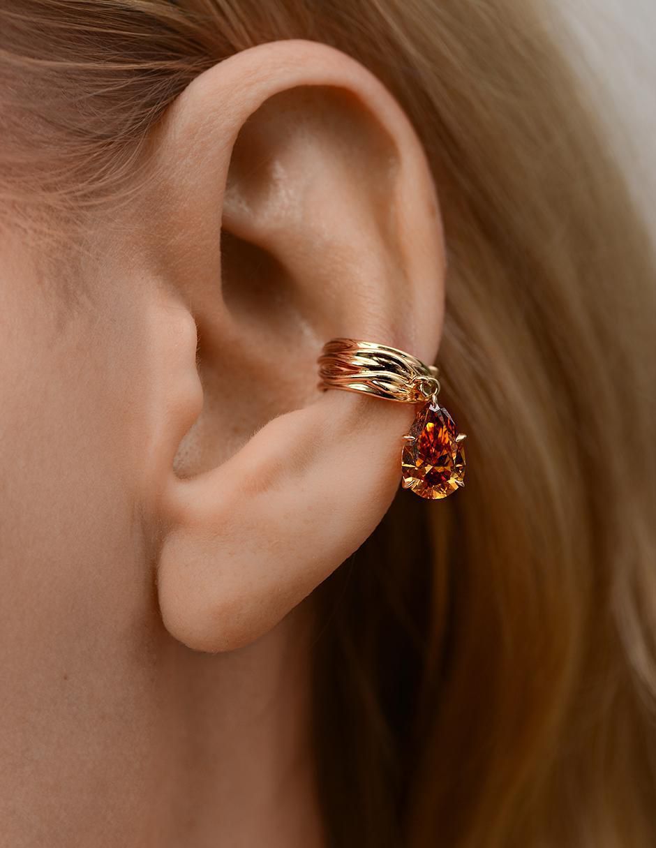 Arete de gota de oro amarillo 18 K con acabado brillante