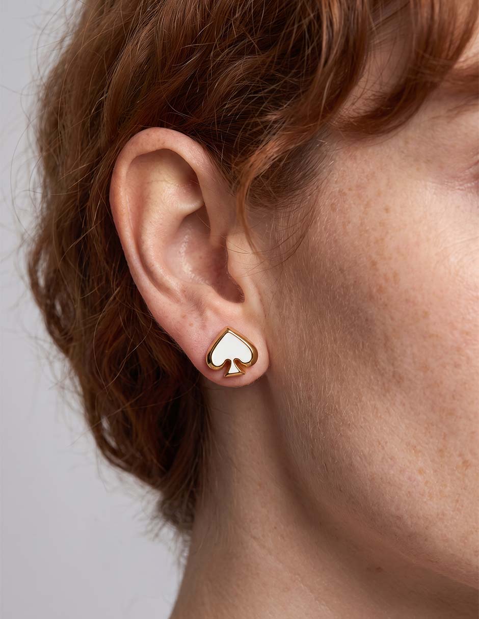 Aretes cortos con acabado brillante