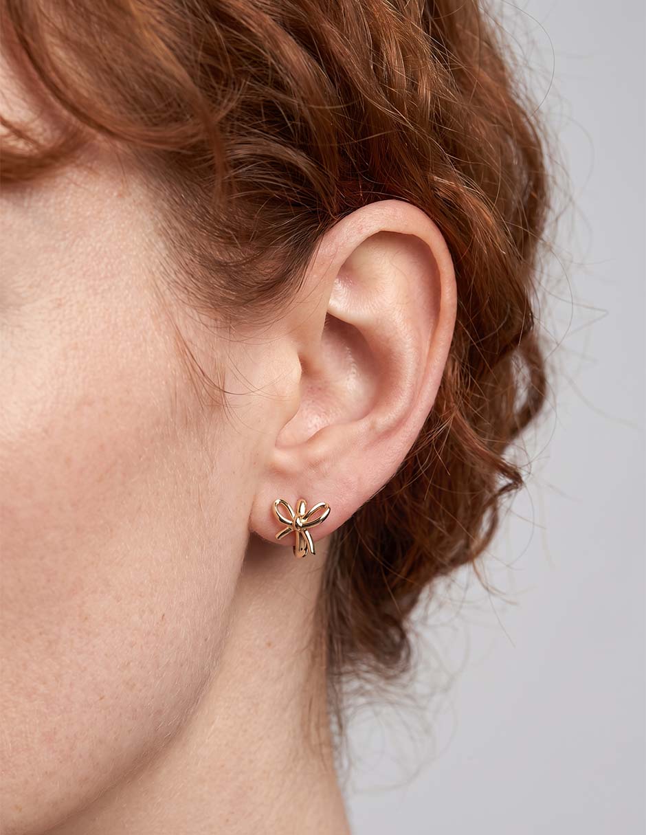 Aretes cortos de moño con acabado baño de oro 12 k