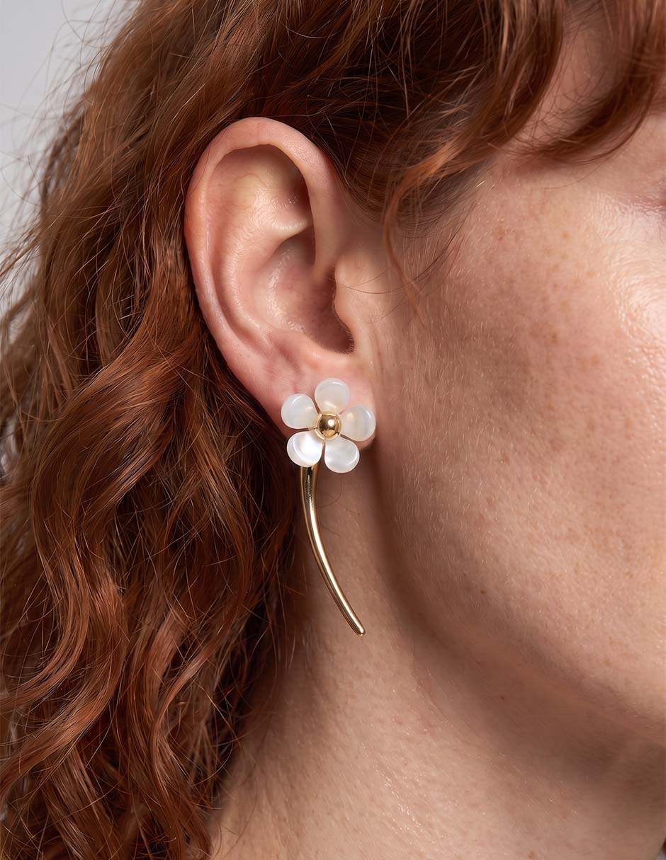 Aretes largos de flor con acabado de oro 12 k
