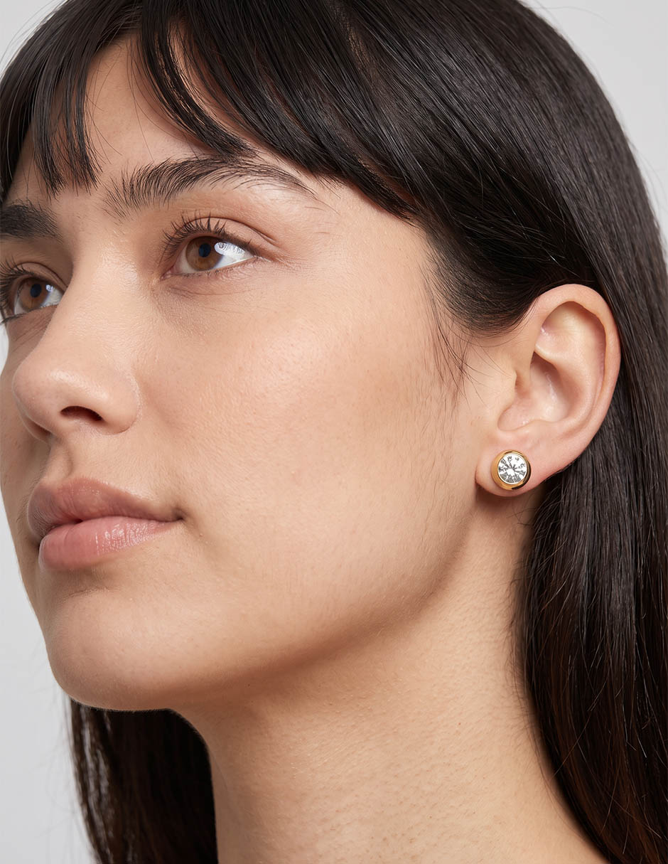 Aretes cortos con acabado brillante Aretes cortos con acabado brillante