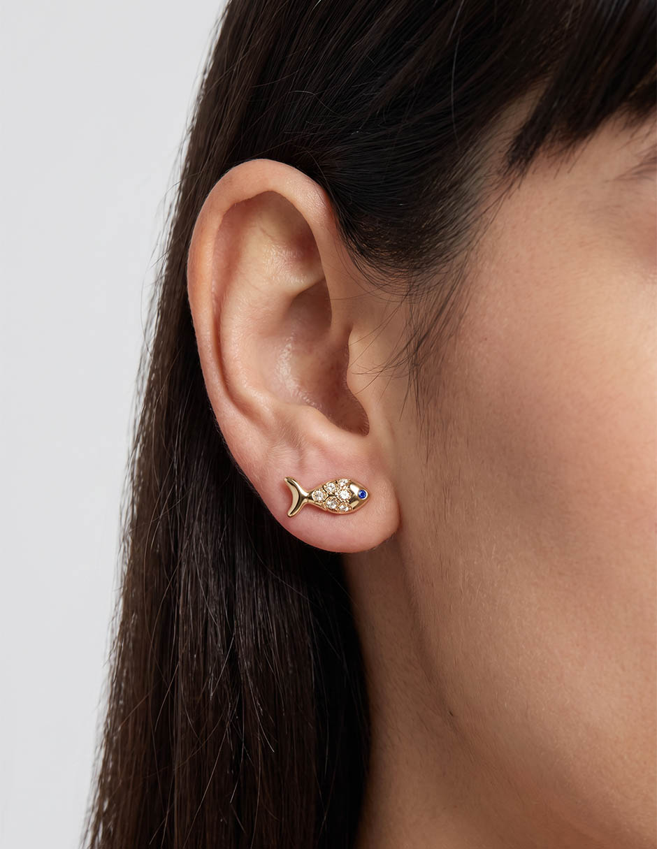 Aretes cortos de pez con acabado pavé