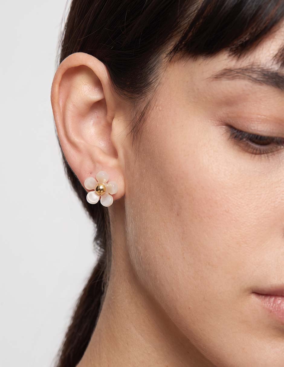 Aretes cortos de flor con acabado baño de oro 12 k