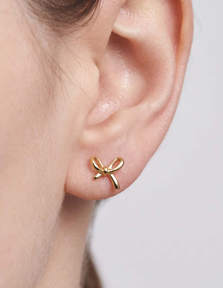 Aretes cortos de moño de chapa de oro con acabado brillante Aretes cortos de moño de chapa de oro con acabado brillante