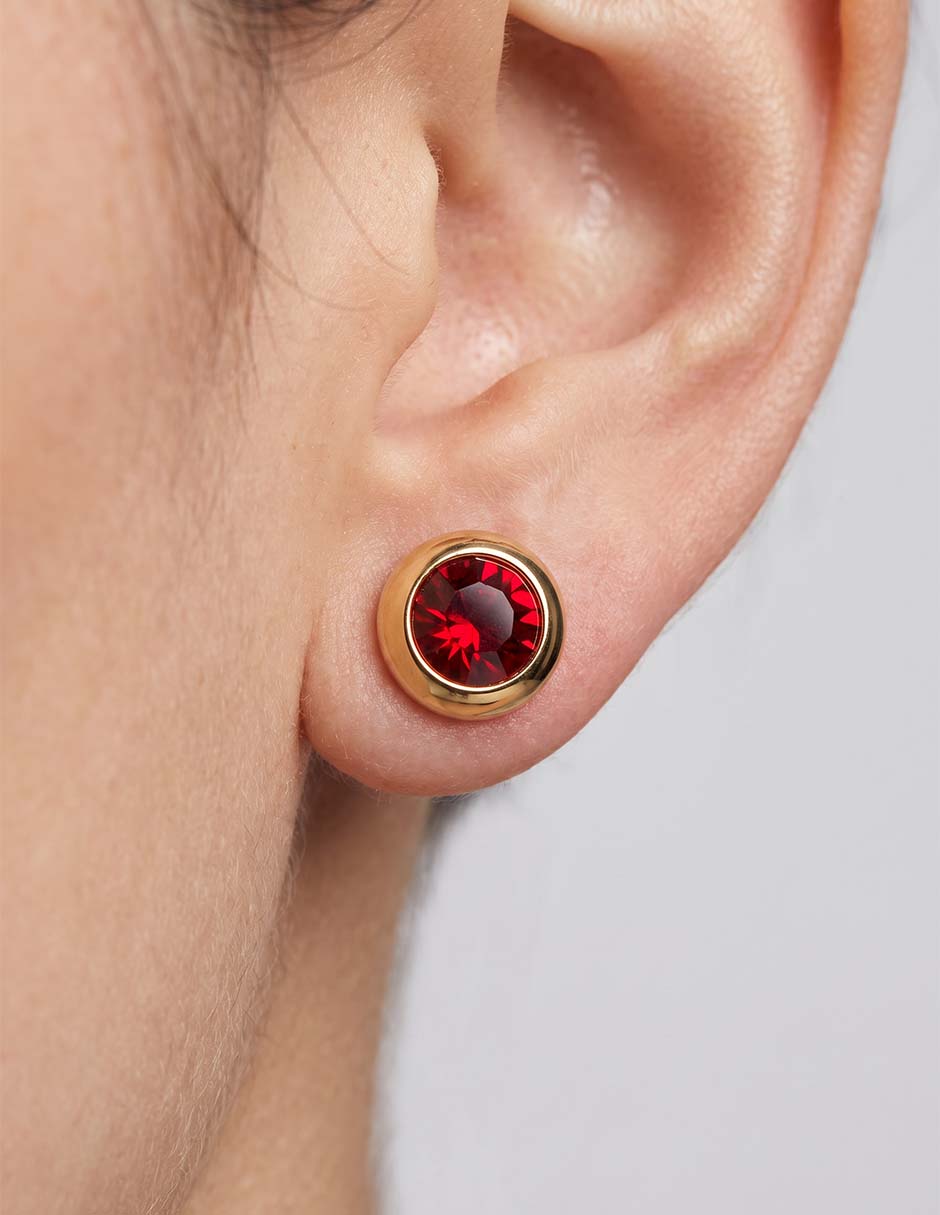 Aretes cortos con acabado baño de oro 12 k circonita