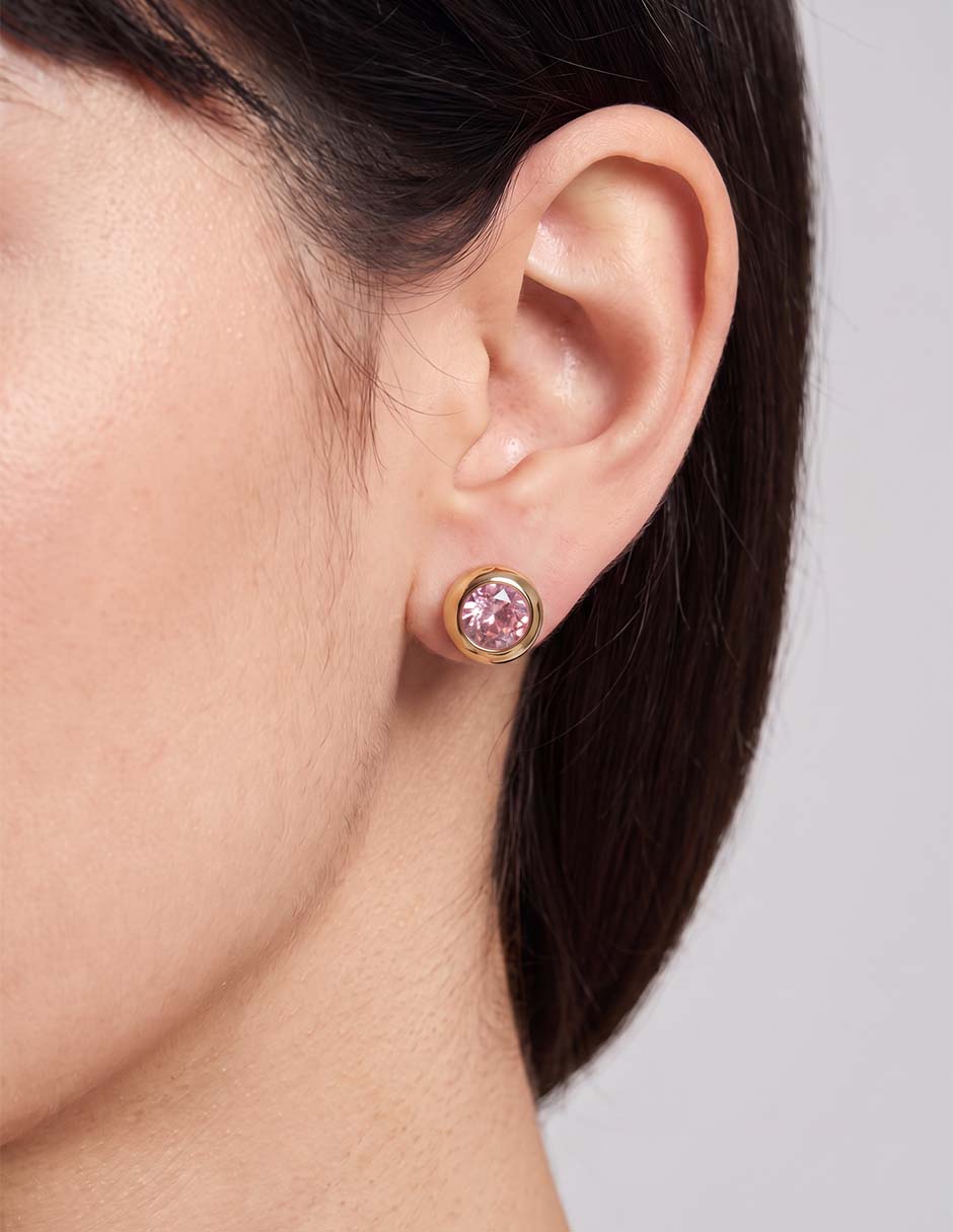 Aretes cortos con acabado baño de oro 12 k zirconia Aretes cortos con acabado baño de oro 12 k zirconia