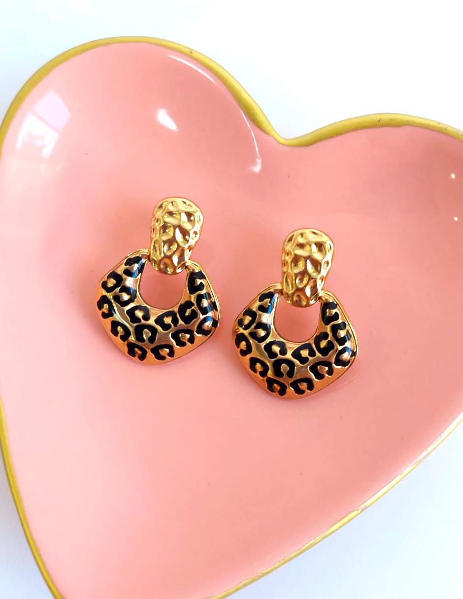 Aretes animal print con acabado brillante 2