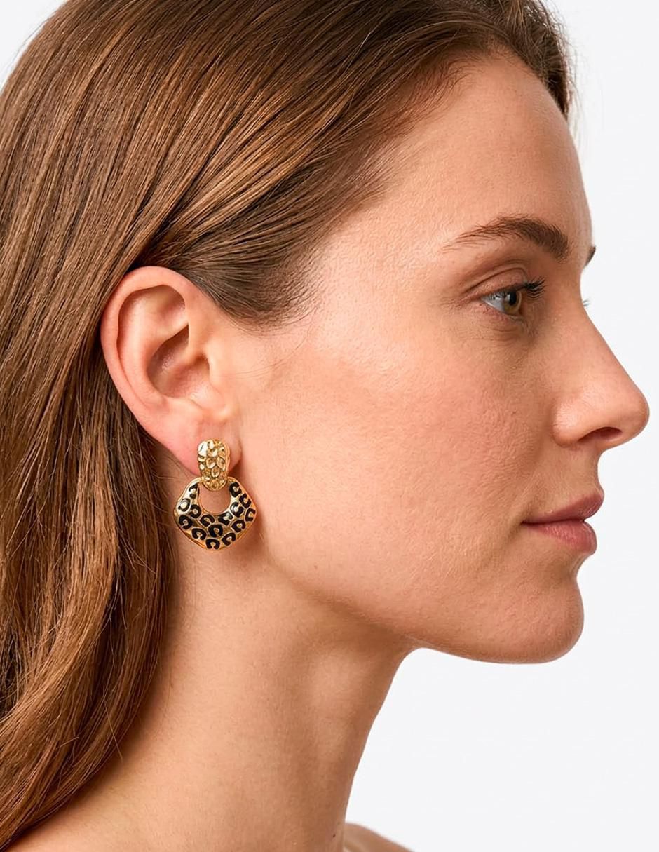 Aretes animal print con acabado brillante 3