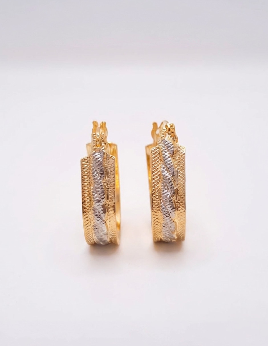 Arracadas de oro laminado 18 K con acabado texturizado Arracadas de oro laminado 18 K con acabado texturizado