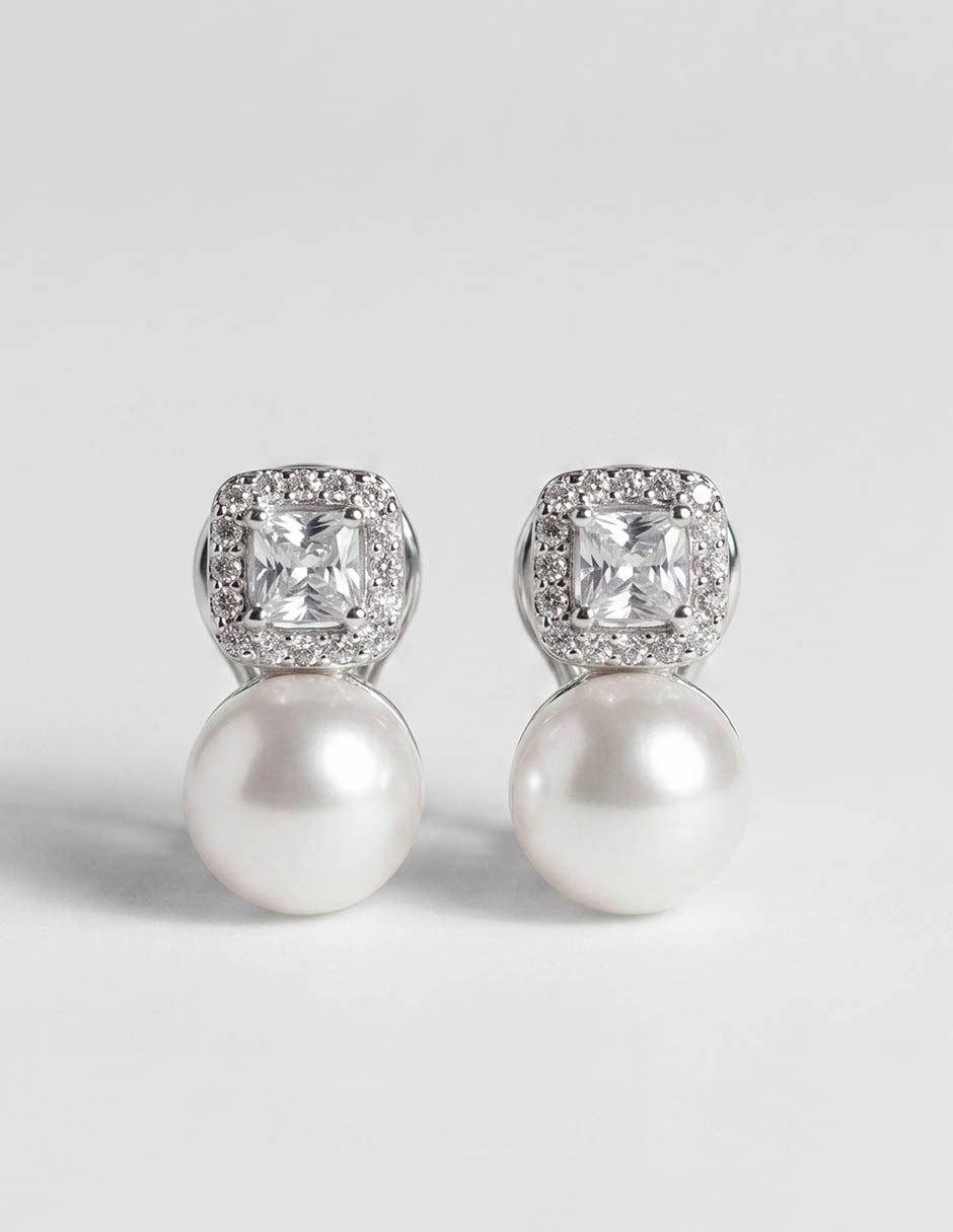 Aretes cortos de plata con acabado mate perla 1