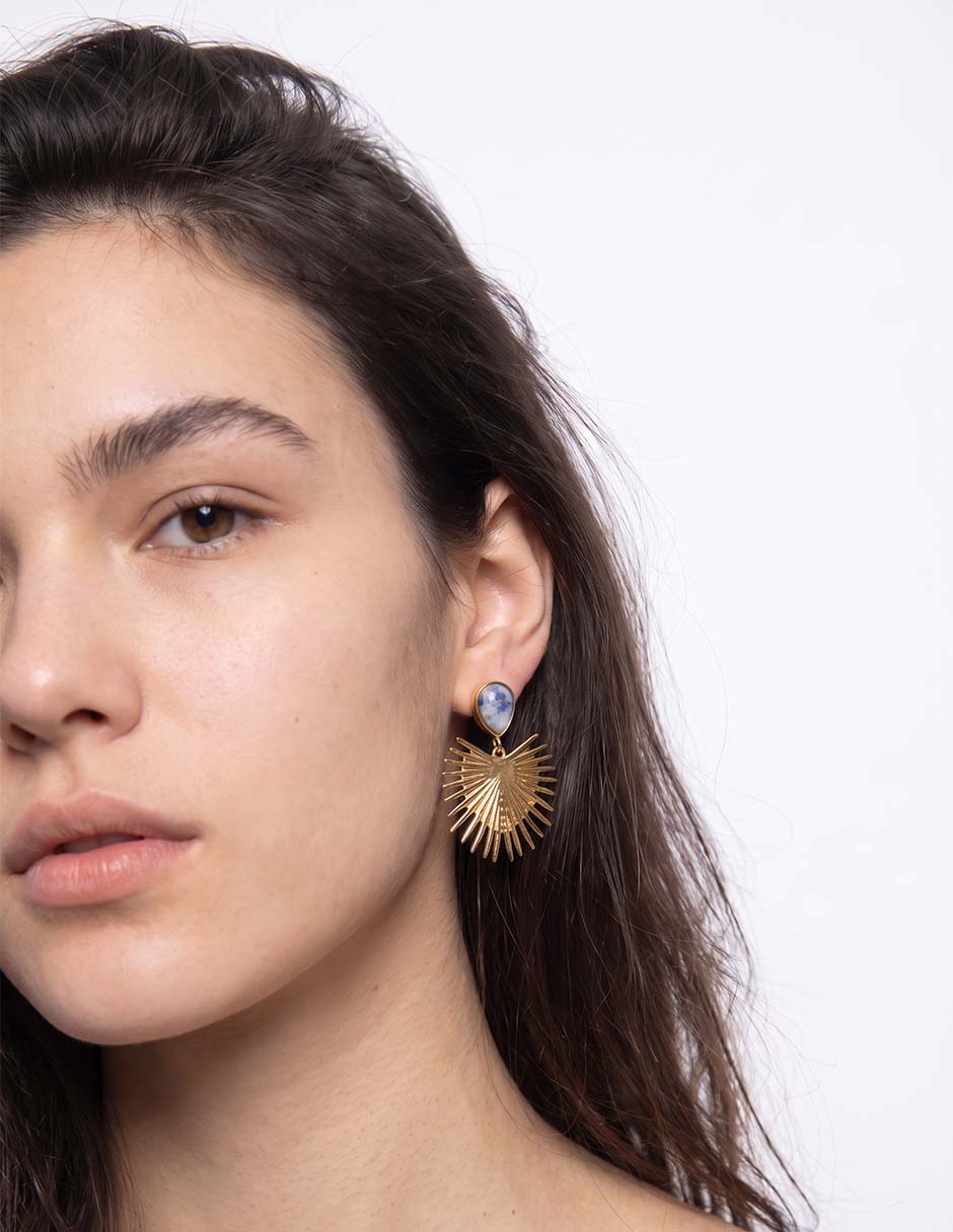 Aretes largos de abanico con acabado baño de oro 18 k 4