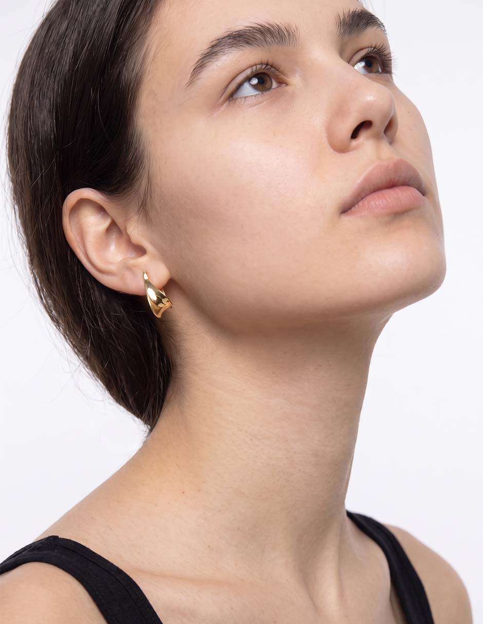 Aretes cortos de hoja 18 k con acabado baño de oro 2