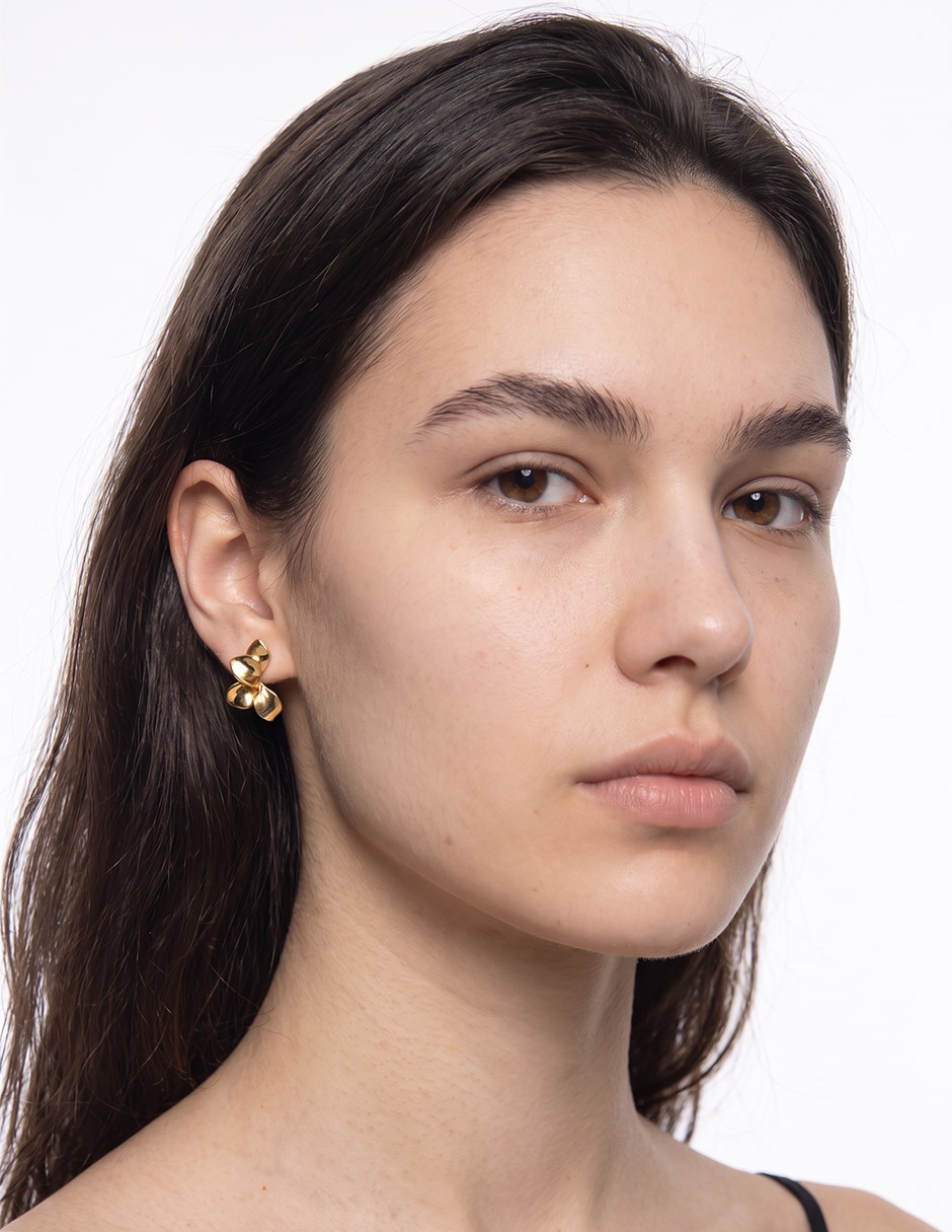 Aretes cortos de flor con acabado baño de oro 18 K