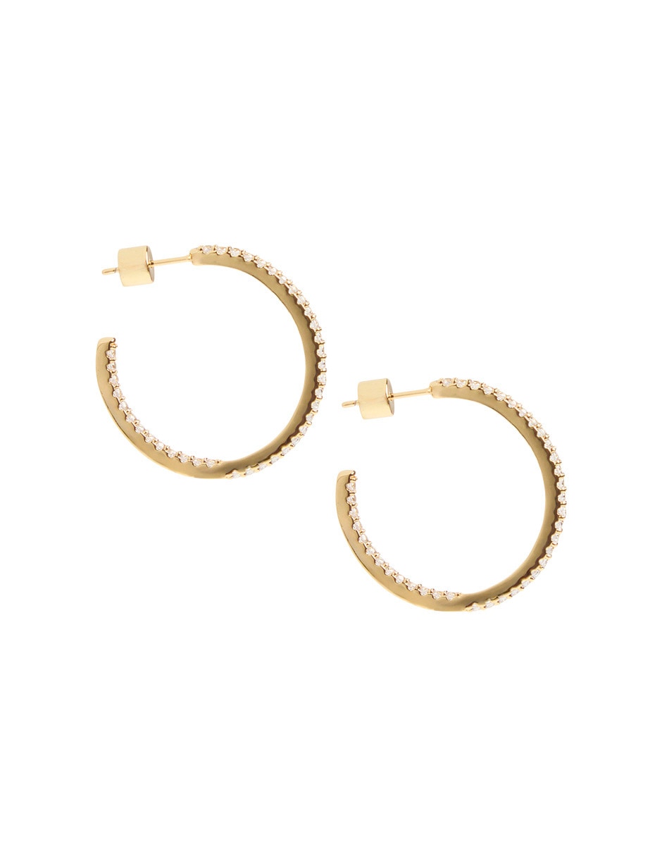 Aretes cortos de flor con acabado baño de oro 18 K