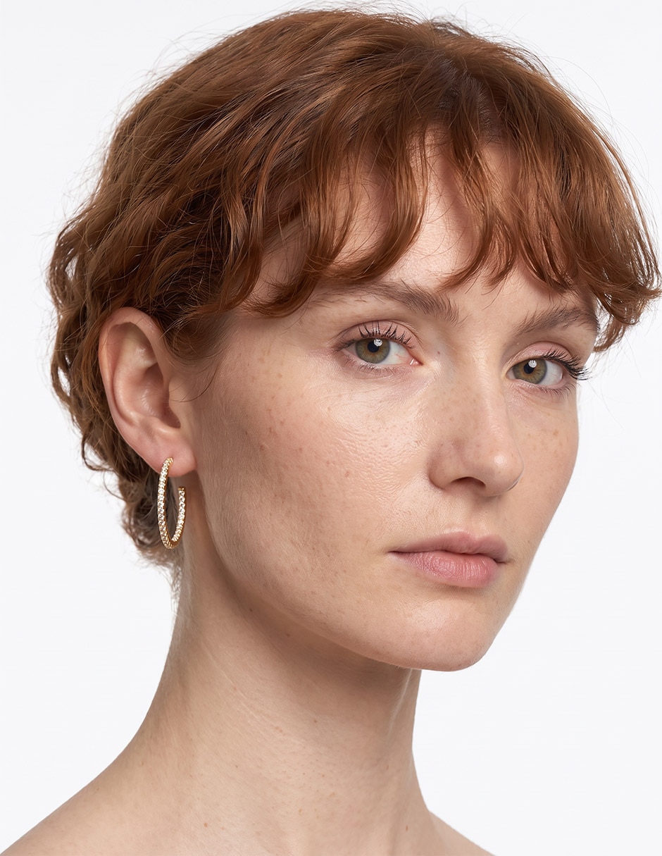 Aretes cortos de flor con acabado baño de oro 18 K