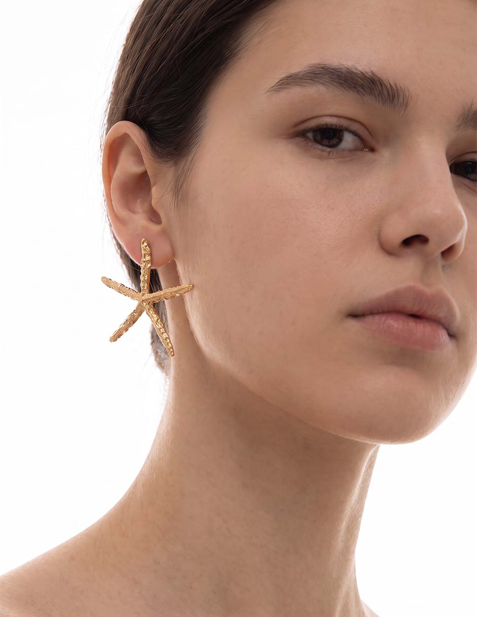 Aretes cortos de estrella de mar con acabado baño de oro 18 K 2