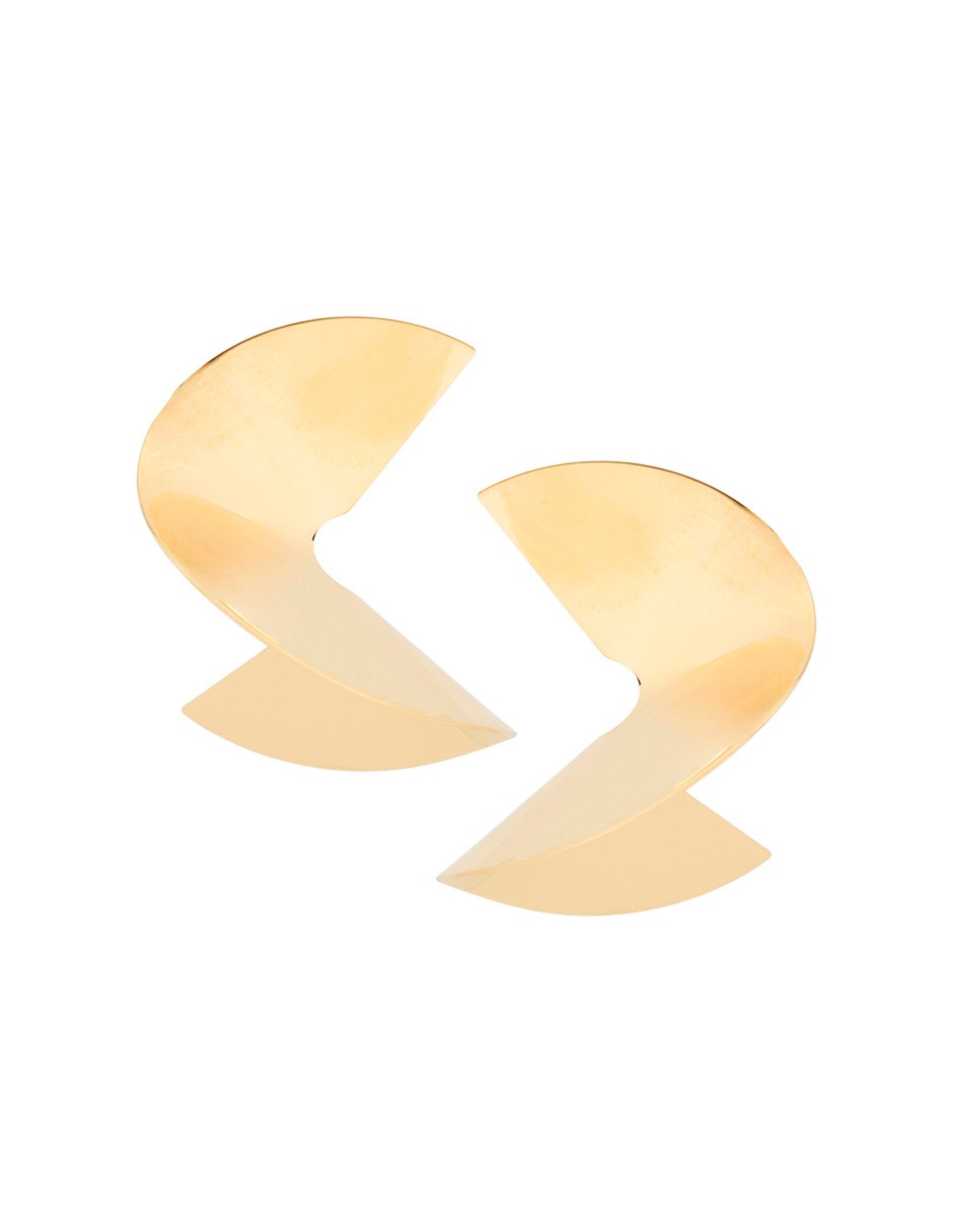 Aretes cortos de flor con acabado baño de oro 18 K
