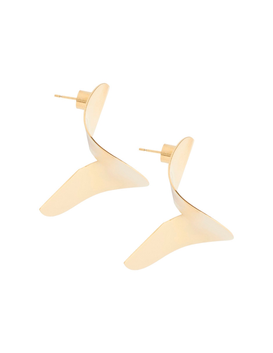 Aretes cortos de flor con acabado baño de oro 18 K