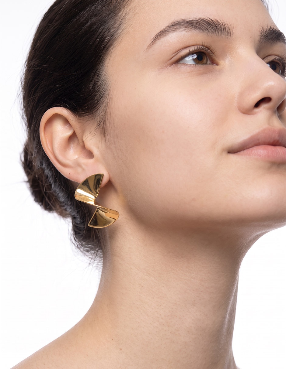 Aretes cortos de flor con acabado baño de oro 18 K