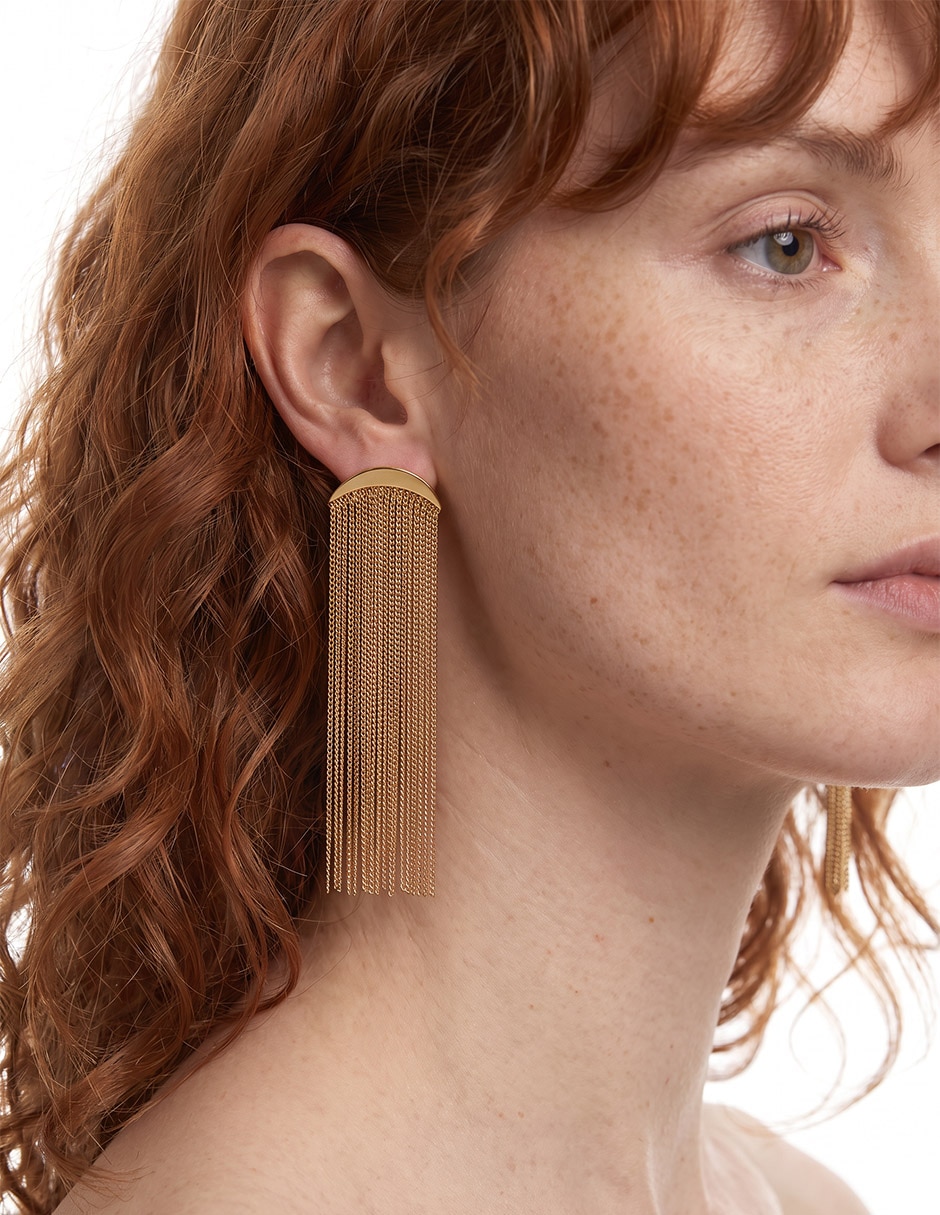 Aretes cortos de flor con acabado baño de oro 18 K