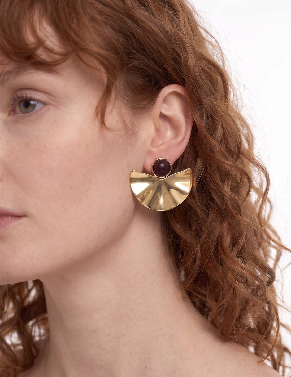 Aretes cortos de abanico con acabado baño de oro 18 K 2