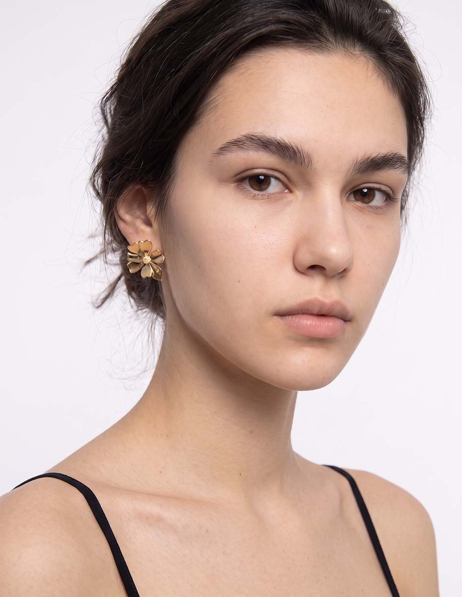 Aretes cortos de flor Flower Spring con acabado baño de oro 18 K 2