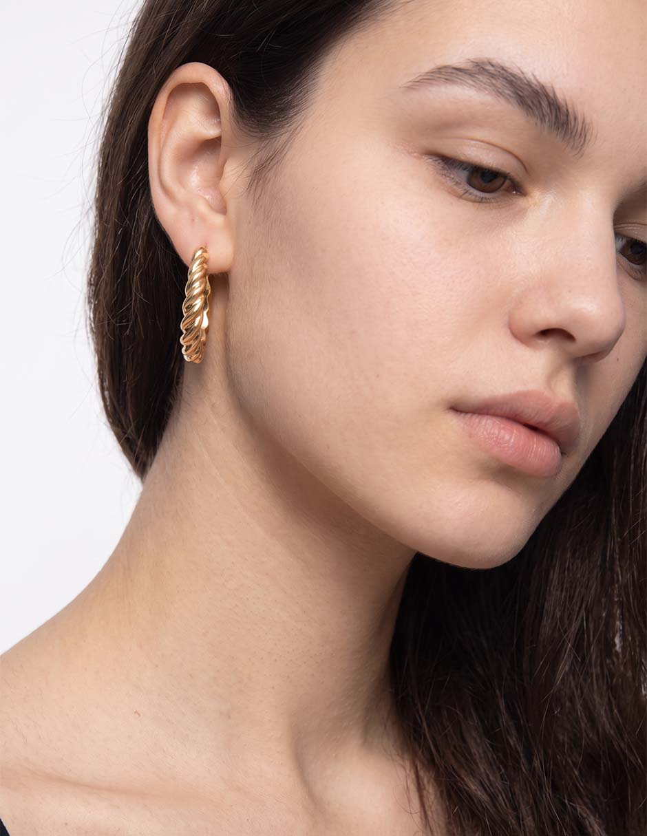 Aretes largo con acabado baño de oro 18 k 2