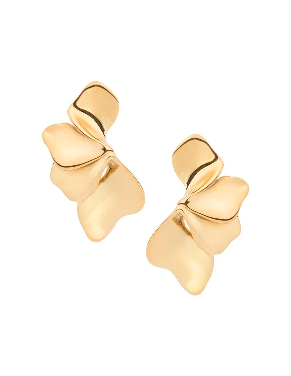 Aretes cortos de flor con acabado baño de oro 18 K