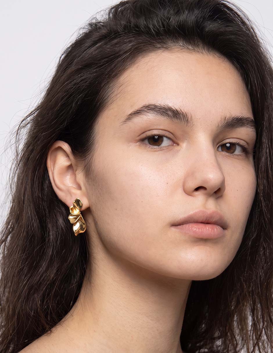 Aretes cortos de flor con acabado baño de oro 18 K 2