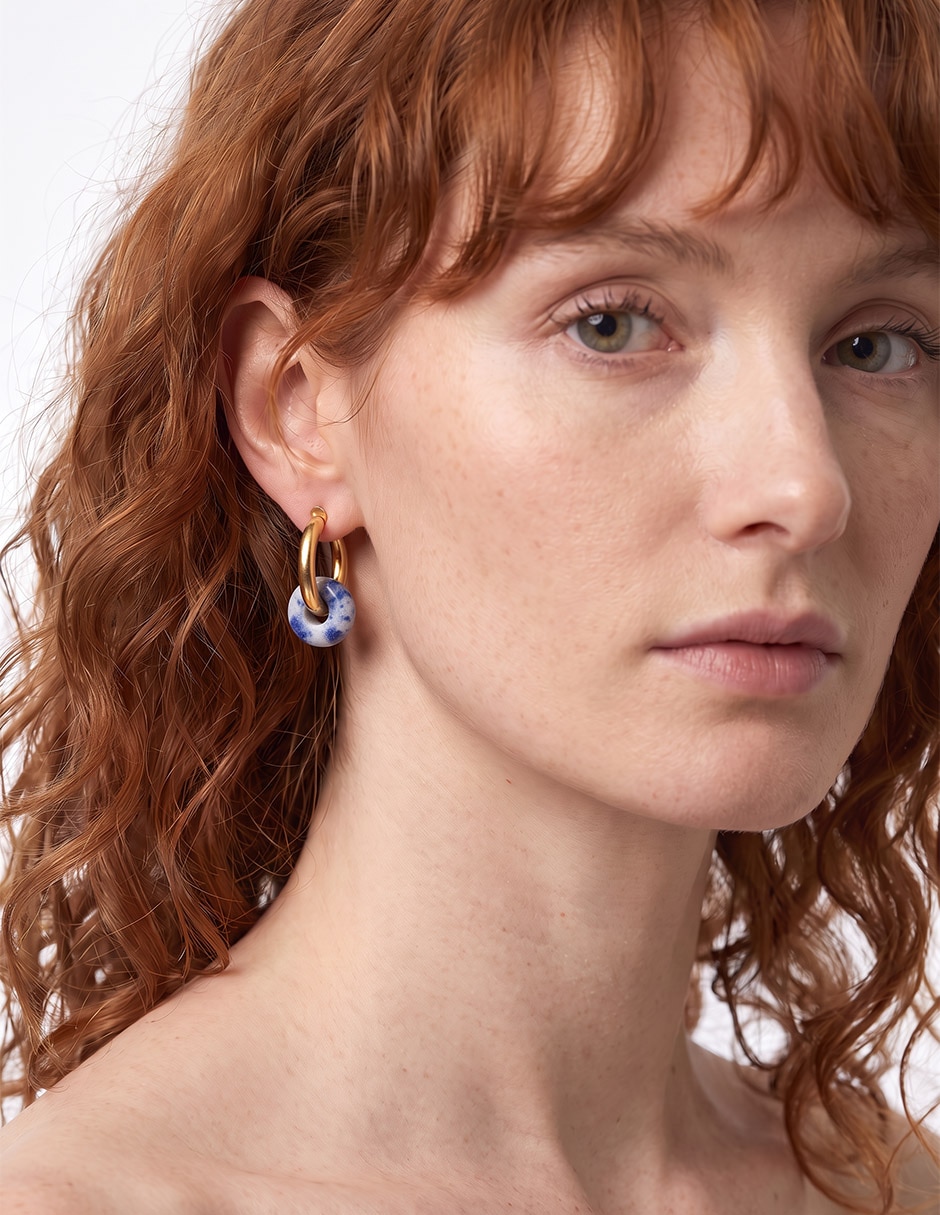Aretes cortos de flor con acabado baño de oro 18 K 4
