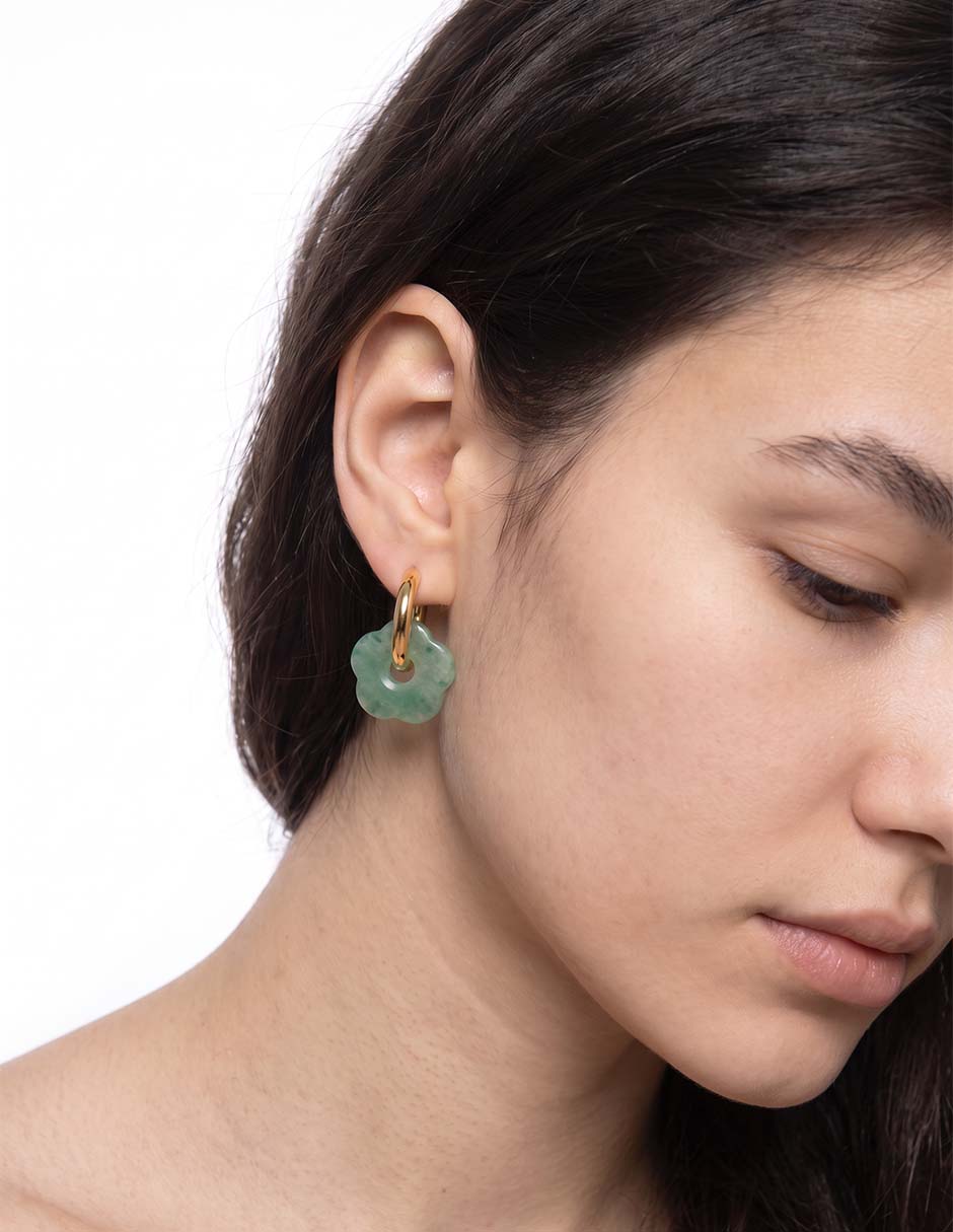 Aretes cortos de flor con acabado baño de oro 18 k 2
