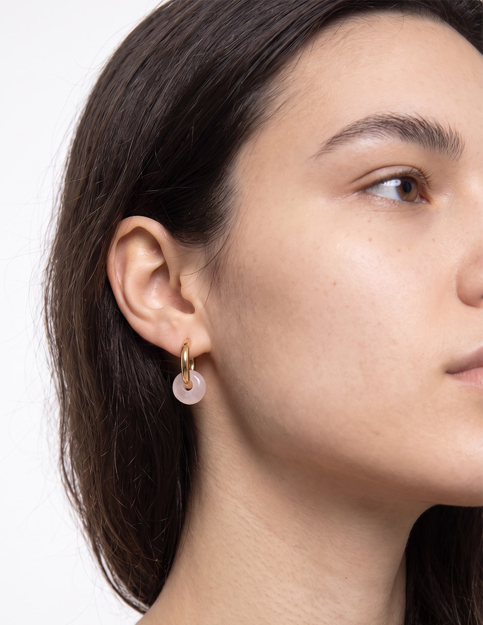 Aretes cortos de flor con acabado baño de oro 18 K