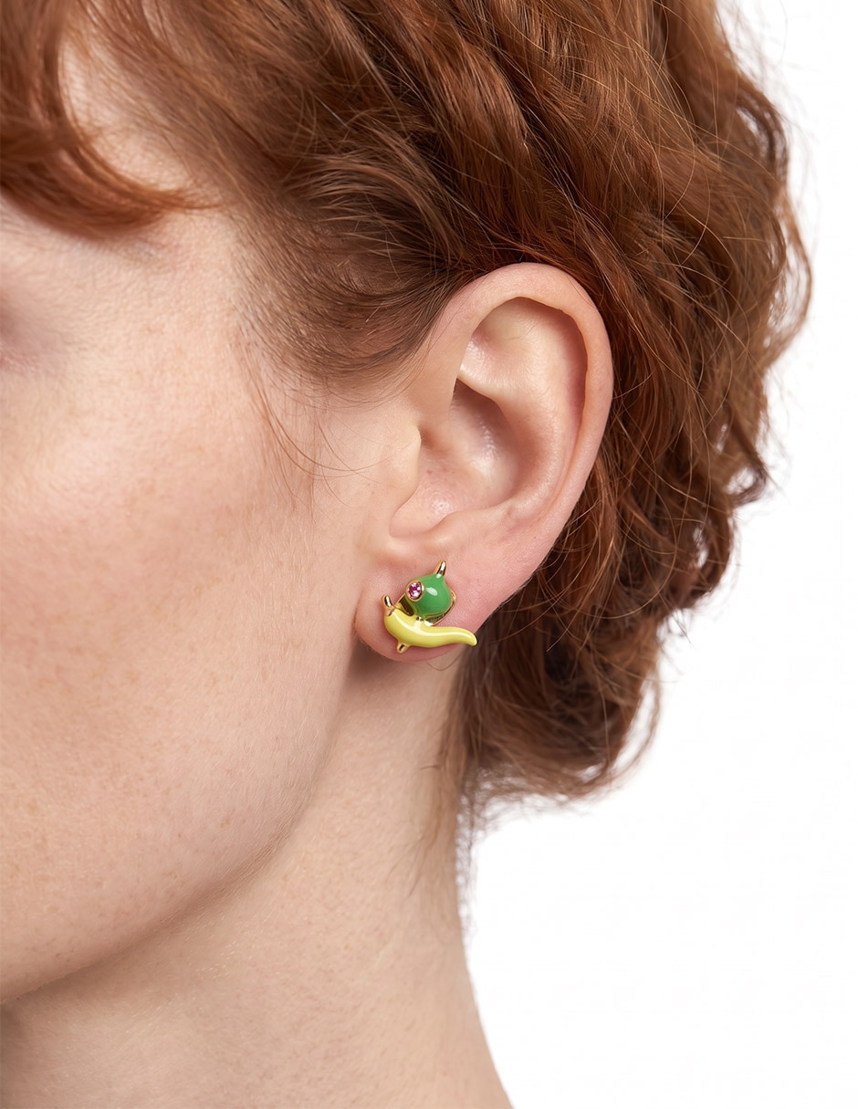 Arete corto con acabado baño de oro 18 k 2