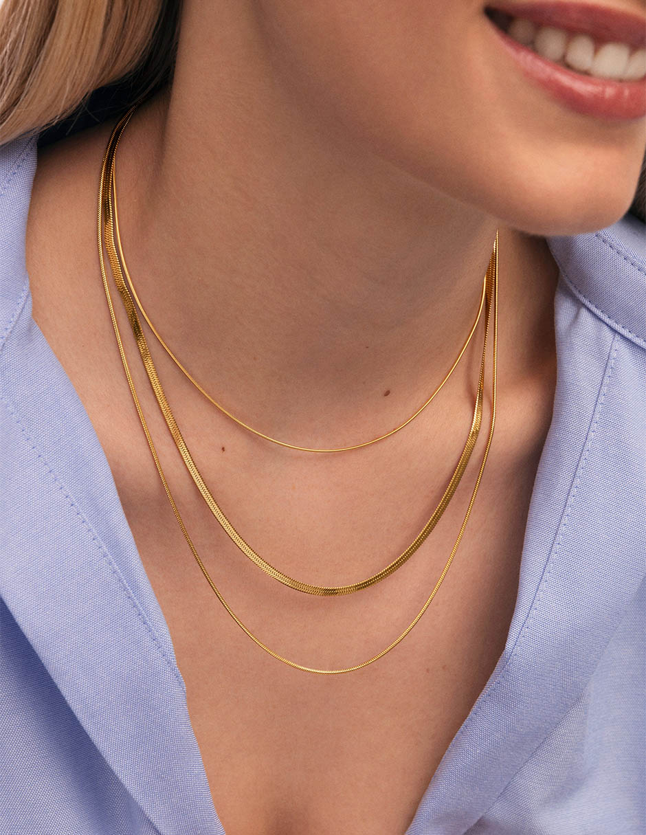 Aretes cortos de flor con acabado baño de oro 18 k 4