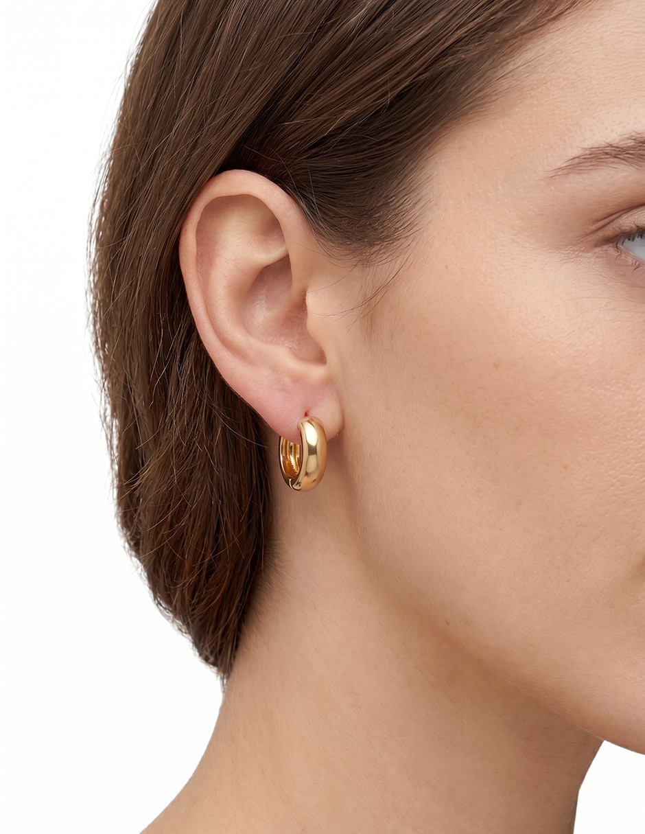 Aretes cortos circulares Bryar con acabado liso 3