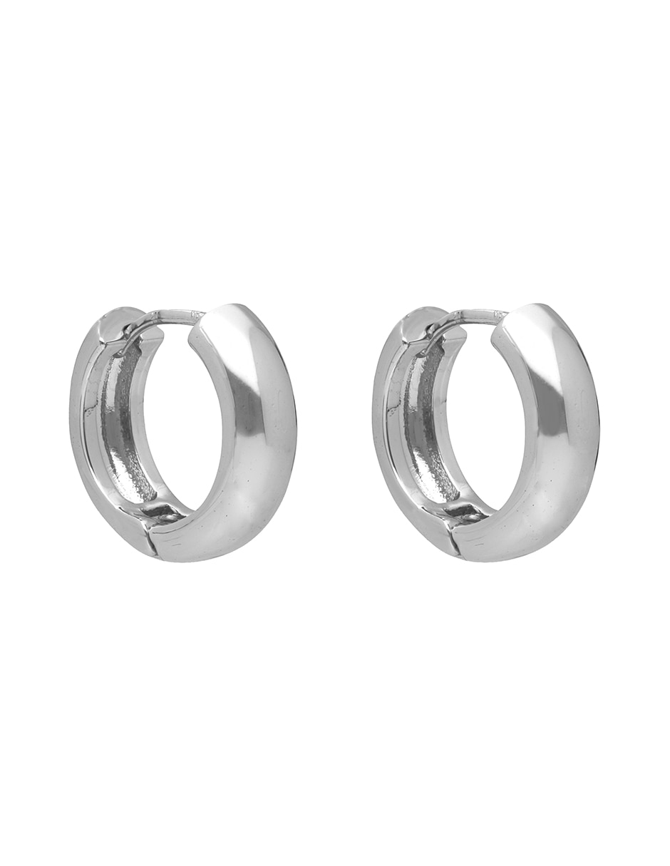 Aretes cortos circulares Bryar con acabado liso 1